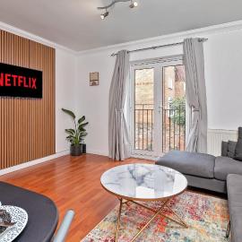 Stylish Town Centre Apartment, ALLOCATED FREE PARKING SPACE, RICKMANSWORTH HIGH STREET, Modern Decor, Juliet Balcony, Walking Distance to Rickmansworth Station Metropolitan Line