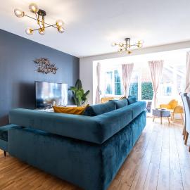 Modern and Spacious Home From Home 1 mile from M1 - with Netflix, Prime Video, PS5, free parking, superfast WiFi, BBQ - Sleeps 11 - By Brightleap Apartments, hotel i Milton Keynes