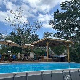 The Howler Jungle House and Cabanas، فندق في مدينة بليز