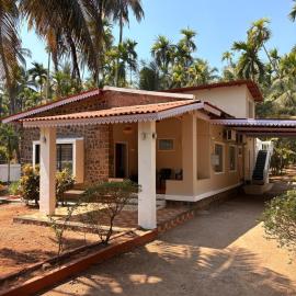 Annapurna Beach House، فندق في Adi