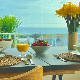 Spacious home with panoramic sea view, free parking EV & large garden