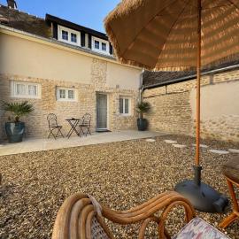 Charmante Maison avec Jardin Privé - PACY SUR EURE, hotel v destinácii Pacy-sur-Eure