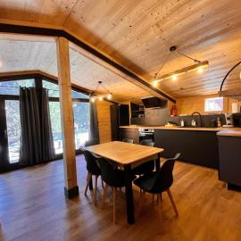 Chalet l'Epicéa T3 en forêt avec Terrasse & Jardin à 5 min à pied des pistes P2 et commerces、ボルケール・ピレネー 2000のホテル