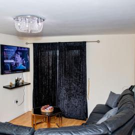 2bed Flat with private parking