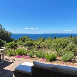 Superbe petite villa moderne surplombant la mer