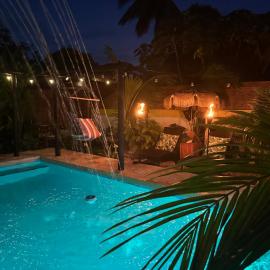 Tropicoco Pool House Steps From The Beach, hotel in Puerto Nuevo