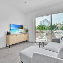 Modern 1BR Condo, 2 min walk to prime Seven Mile Beach, The Grove Unit 33, hotell i Upper Land