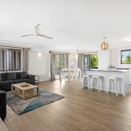 Spacious 3-Bed Home with Balcony in Hervey Bay, hotel in Hervey Bay
