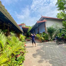 Derm Svay Guesthouse - yoga & cafe, hotel em Kampot
