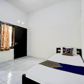 OYO Life 93398 Sudimoro Guest House Syariah โรงแรมในBlimbing