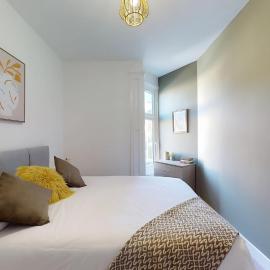 Riya Apartments - 3 Bedroom, 5 beds, 1 Bathroom, Fast Wifi, Sky Sports, Free Parking, 20 PERCENT OFF LONG STAY - PERFECT FOR CONTRACTORS