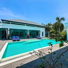 VILLA DESTINY - Luxury Villa Near Nai Harn Beach, hotel in Ban Saiyuan (1)