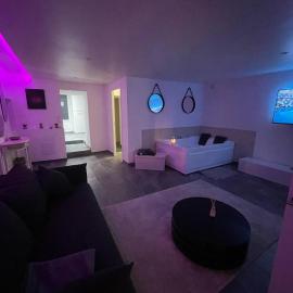 Cosy Home avec Spa - Proximité airport, CNPE, Eurexpo, Groupama Stadium, LYON, hotel em Pont-de-Chéruy