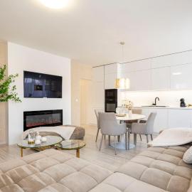 ALURE RESIDENCES 13 & 24h self check-in, fireplace,private parking in front of the apartment building included, new building, green area with meadows and forests, hotell i Banská Bystrica