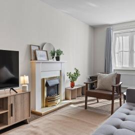 Cosy 3 Bed, Sleeps 8, A46, Free Parking and Garden, Contractors and Long Stays by Base Ten Stays, Hotel in Leicester