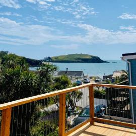 Modern Beach House overlooking the Sea, Hotel in Bigbury