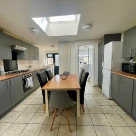 Broad House Central Location Long Stay Sleeps 10