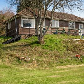 2 Bed Chalet - Sleeps 3 - River and mountain views, hotel din Strathpeffer