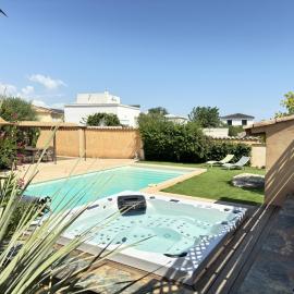 2 hébergements - 10 couchages - parking, piscine, jacuzzi - convivialité, hotel in Roquebrune-sur-Argens