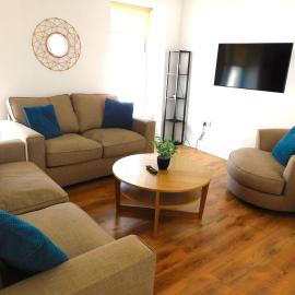 No 5 - Modern 2 bedroom Apartment in Lanark Town Centre، فندق في لانارك