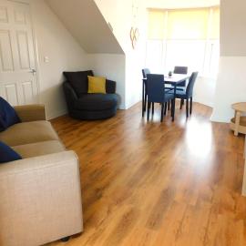 No 11 - Contemporary 2 Bedroom Apartment in Lanark Town Centre，拉納克的飯店
