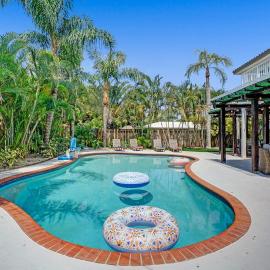 Modern house w heated pool game room, Hotel in Pompano Beach