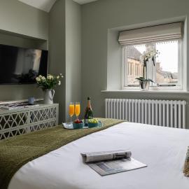 Little Gem Cottage Luxury cottage Bourton, dog friendly, parking, Gdn