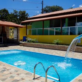 Casa bem equipada com piscina,churrasqueira e WiFi, hotel in Confins