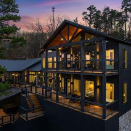 5BR Luxury Midnight Skies: 4 King Suites & Hot Tub, ξενοδοχείο σε Broken Bow