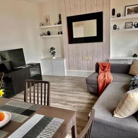 Bright and spacious 2 bed flat, hotel in Londen