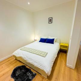 Lovely 1BR & 1LR Apt for 4P, Only 15 Min Walk to City Center