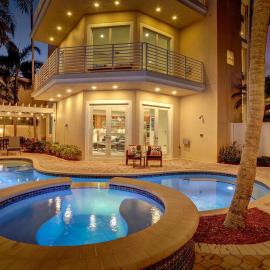 Luxury villa wpool rooftop bar fire pit, hotel in Pompano Beach
