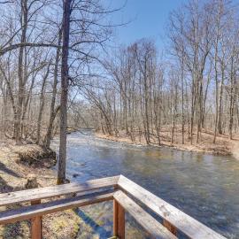 Close to Trails: Studio w/ Water Views, Hotel in Wurtsboro