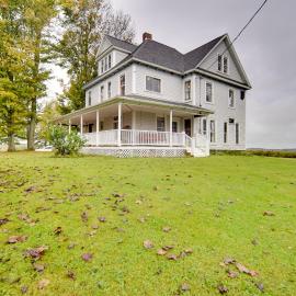 Historic Victorian Farmhouse w/ Porch & Views!，Mayville的飯店