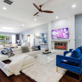 Dallas में, होटल Modern Home with a Firepit, Heated Pool & Spa
