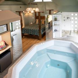 Downtown Bryan Treehouse Hot Tub and Peaceful Escape