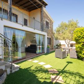Veranda with Jacuzzi & BBQ 1 minute from the Beach, hotel a Capo Comino