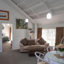 Handy Hideaway - on Main in Tawa