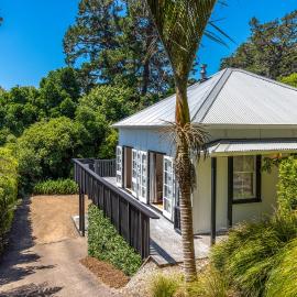Nikau Grove - Onetangi Holiday Home, hotel in Onetangi