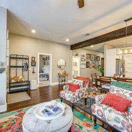 Artsy Bungalow w/ Yard in Dtwn San Antonio, hotel in San Antonio