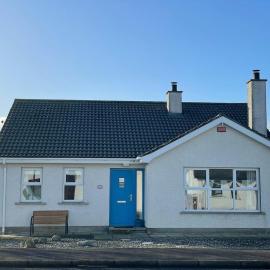 Portballintrae 3 bedroom cosy coastal bungalow, hotel in Portballintrae