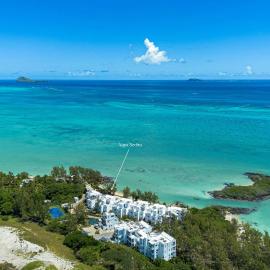 Aqua Serena - Luxury Beachfront Penthouse, hotel in Grande Gaube