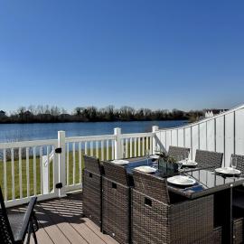 Family Lake House w Deck Views Cotswolds