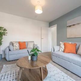 Large 3 Bedroom Home with Parking - Close to Leeds City and Amenities - Perfect for Long Stays