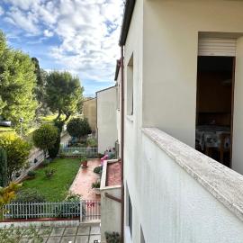 S345 - Sirolo, spazioso trilocale con terrazzo, hotel v destinácii Sirolo