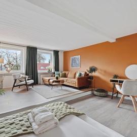 MAISUITES Sperling - Zentrale Ferienwohnung mit Boxspringbett, Kaffeevollautomat, WLAN & seitlichem Seeblick, hotel i Mölln