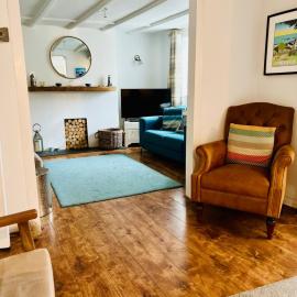Great Value, Sleeps 6 Beautifully Decorated Cottage in Lyme Regis Great Location,Only a Few Minutes Walk from the Sea ,Beaches , Town and Restaurants