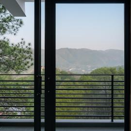 Tatva Nest ! Scenic 2bhk Apartment ! Mountain View ! Roof Top Restaurant ! Kasauli