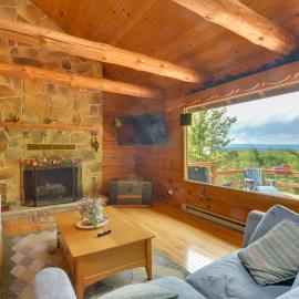 Peaceful Bedford Escape: Deck & Stunning Views!