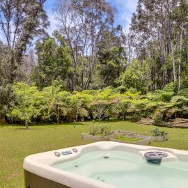 Rainforest Retreat w/ Hot Tub: Mins to Nat'l Park!, hotel in Volcano